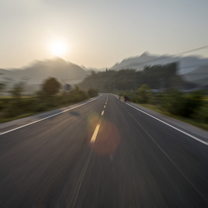 道路与美丽的日出