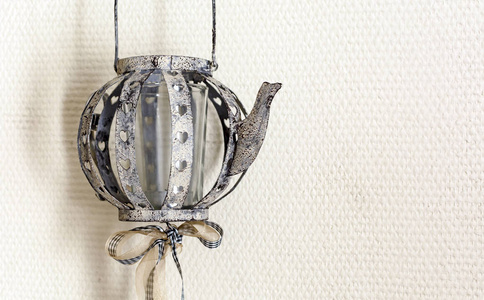 美丽的古董灯在茶壶的形状图片