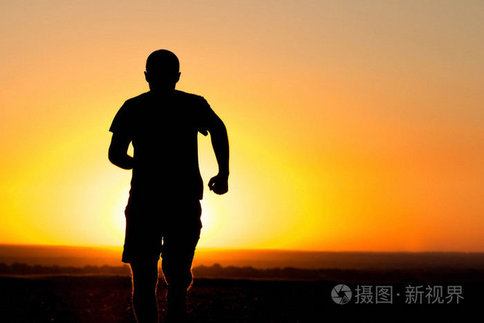 一个年轻人在场上奔跑