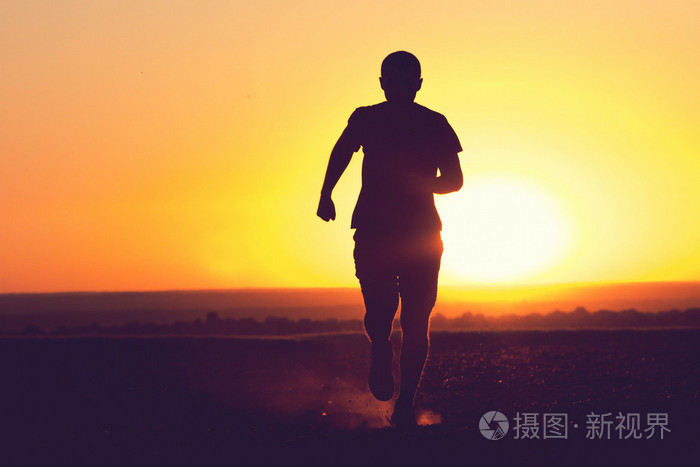 一个年轻人在场上奔跑