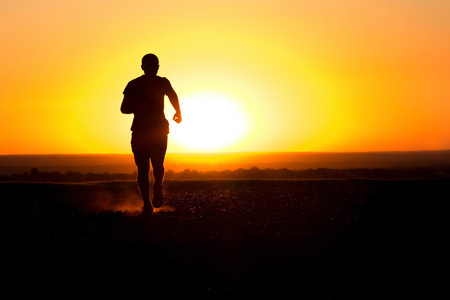 在场上奔跑的男人剪影照片