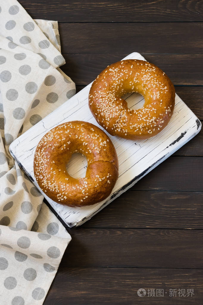 两个百吉饼吃早饭