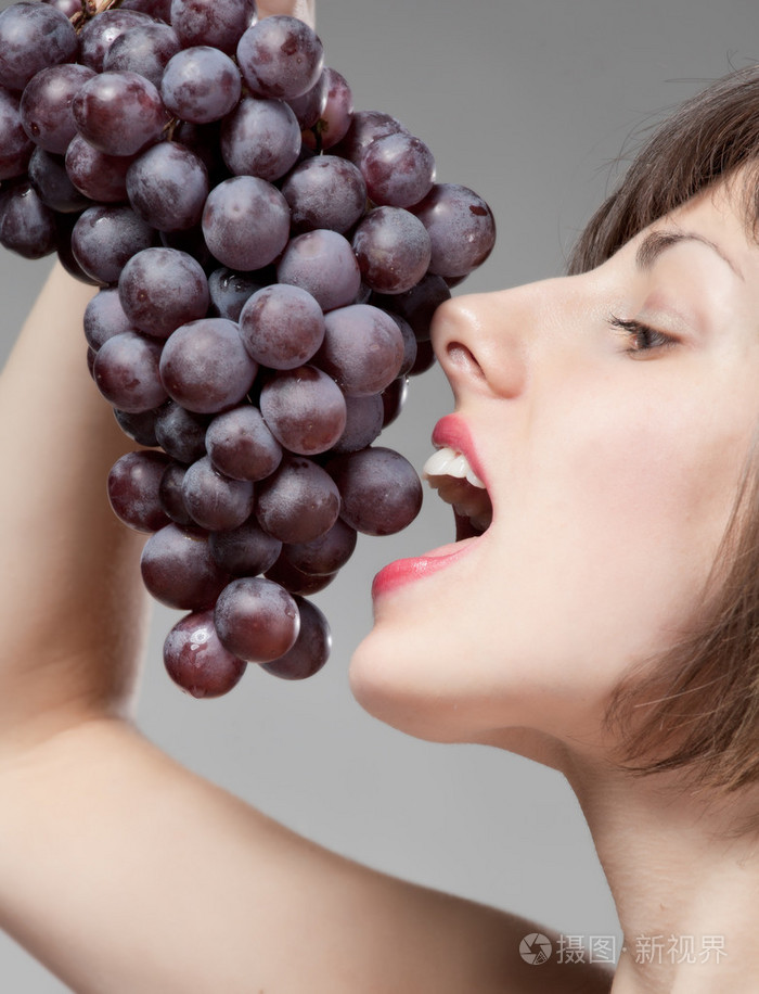 一串葡萄的女孩