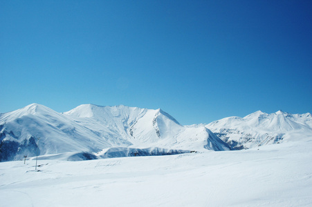 高山在冬天雪下图片