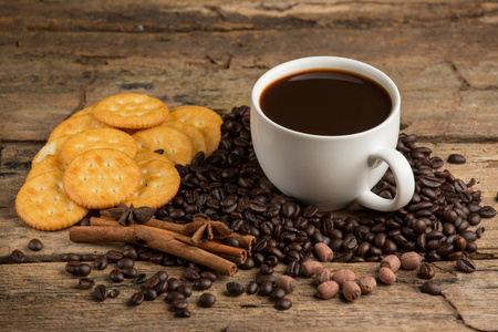 杯咖啡上一块木板和饼干。