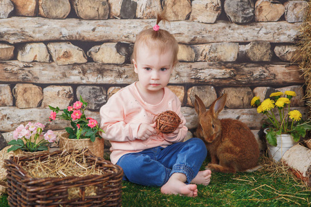 活泼的棕色兔子的小女孩