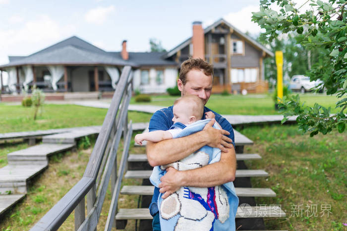 父亲抱着抱着的孩子和欢喜