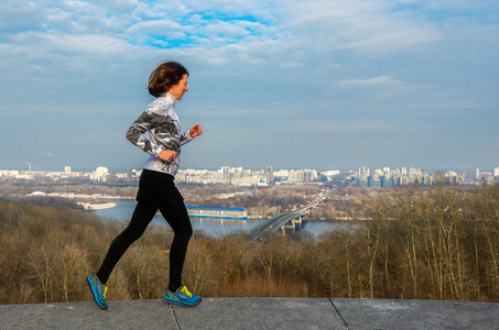 美丽的城市景色，运行和工作出户外慢跑的女跑步运动员