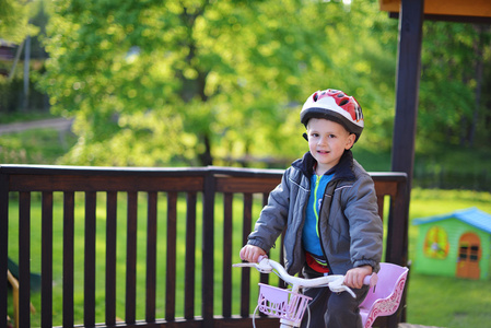 小男孩骑自行车