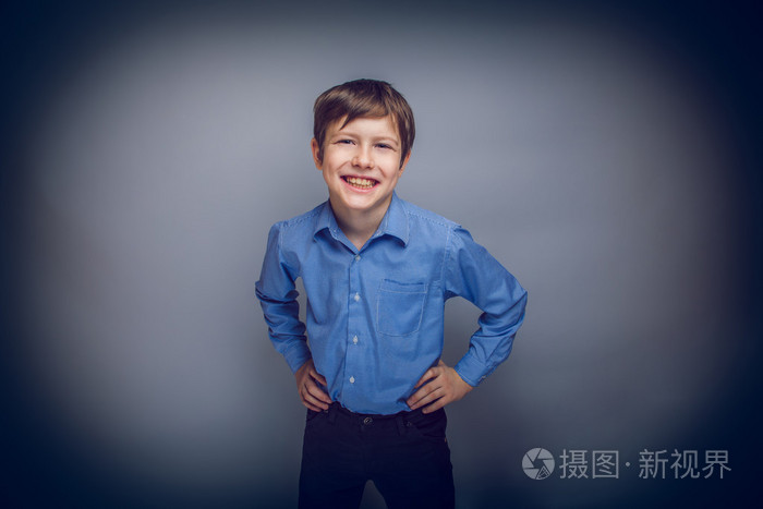 肖像的欧洲外观十几岁男孩笑着十字架