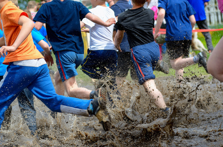 孩子们跑步径，泥和水中的双腿