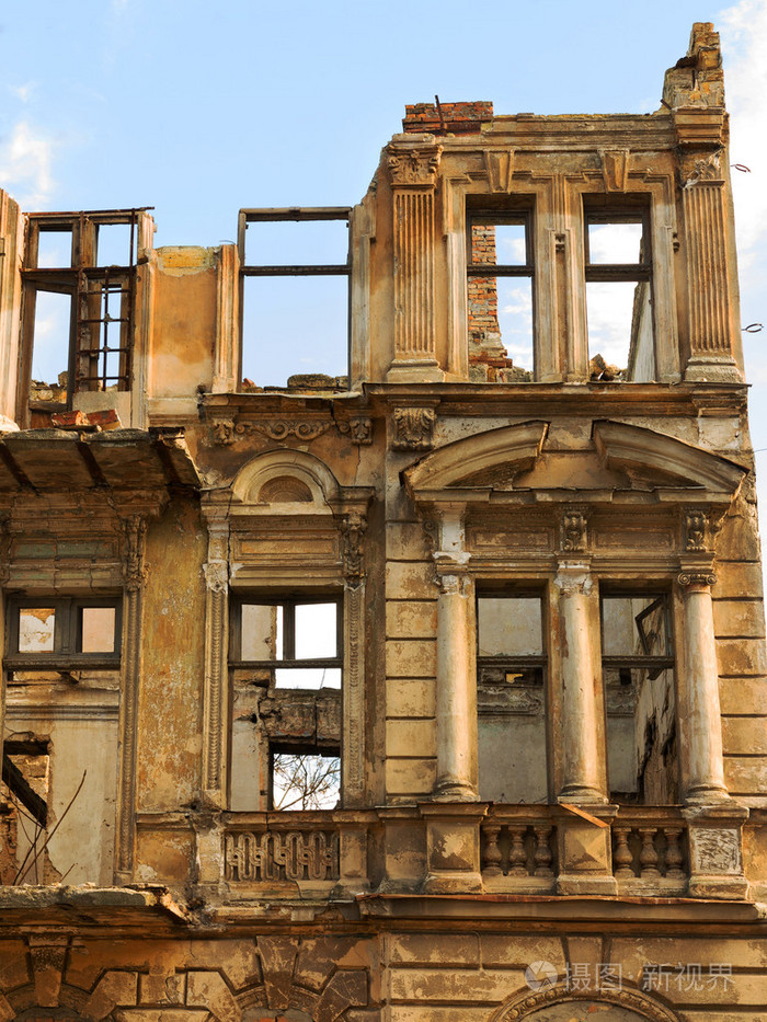 废弃的房屋和城市废墟湿和泥泞,老