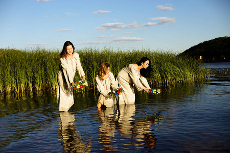 与花圈庆祝民族服装的女孩