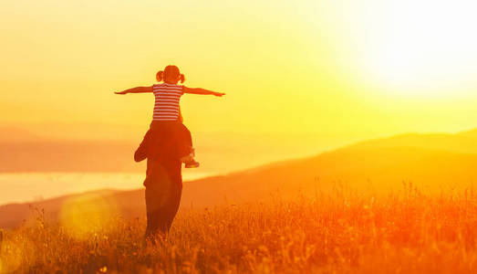 背影四个亲爱的孩子们背上爬行快乐爱的家庭的母亲和女儿在沙滩上玩耍