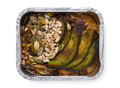 健康的午餐盒里，饮食概念。牛油果和种子