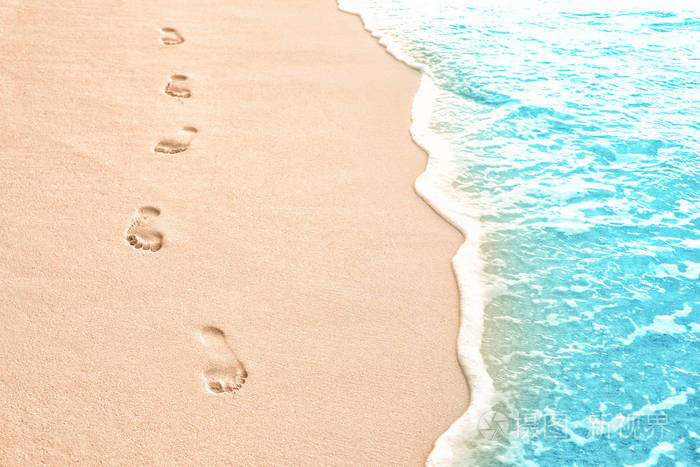 人类留下脚印在沙滩上