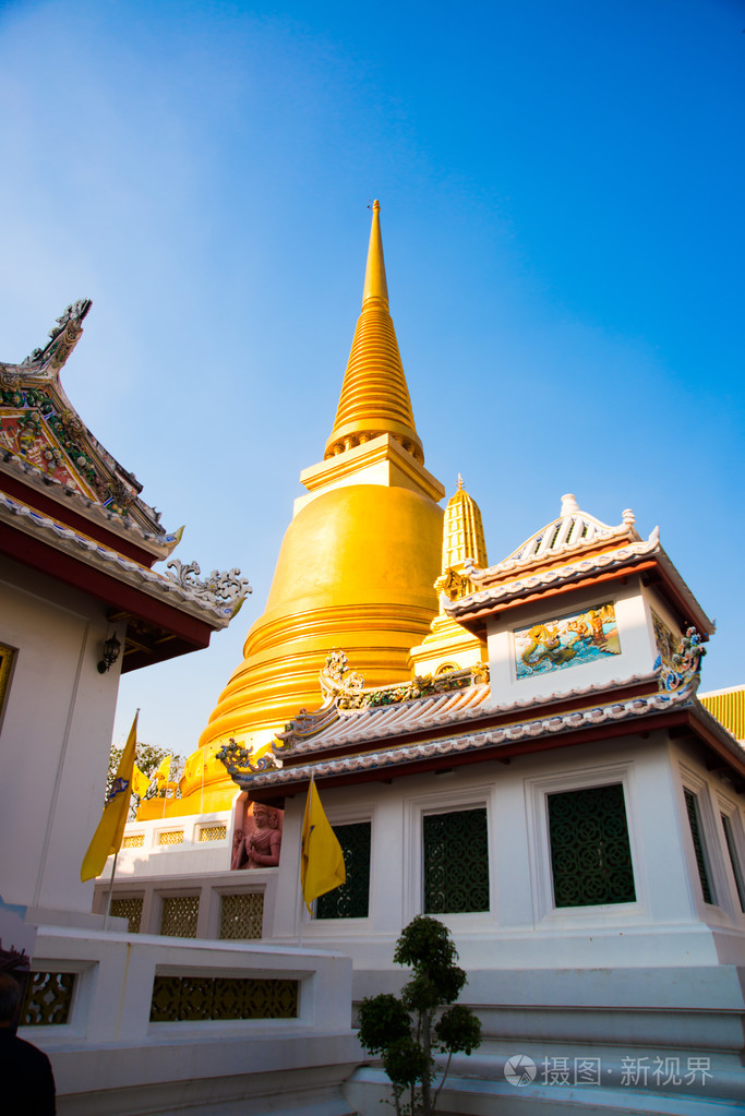 曼谷泰国金色的舍利塔上的蓝色天空背景