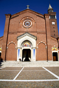 伦巴第大区 castellanza 旧教堂关闭砖塔人行道上意大利
