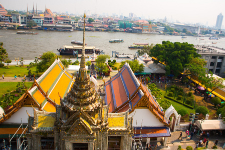 从上面的城市风景。河 房子和寺庙。查看从鸟类的飞行。Bangkok.Thailand