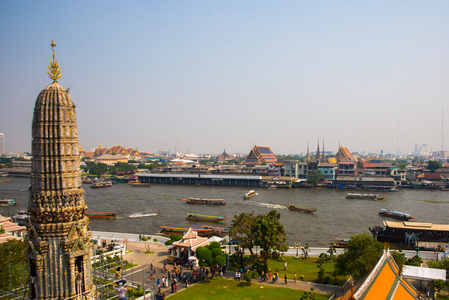 从上面的城市风景。河 房子和寺庙。查看从鸟类的飞行。Bangkok.Thailand