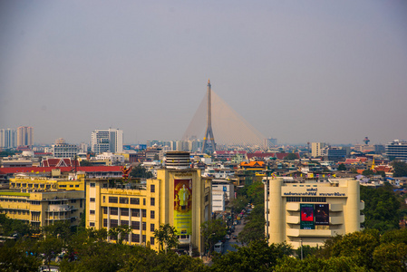 从房子和寺庙的城市风景。查看从鸟类的飞行。Bangkok.Thailand