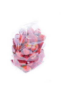 草莓多汁的水果，在孤立的塑料袋包装