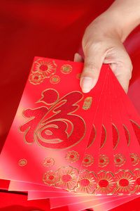 春节快乐，女人手拿着红色信封的礼物