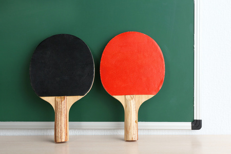 乒乓球球拍上黑板背景图片