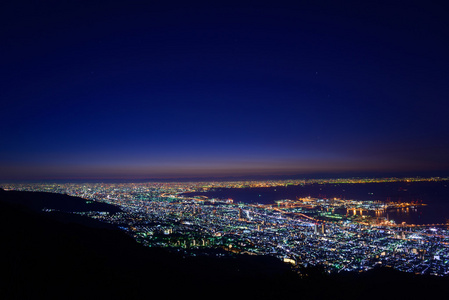 在暮色中的大阪和神户, 从玛雅山的库库塞代看风景