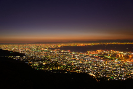 在暮色中的大阪和神户, 从玛雅山的库库塞代看风景