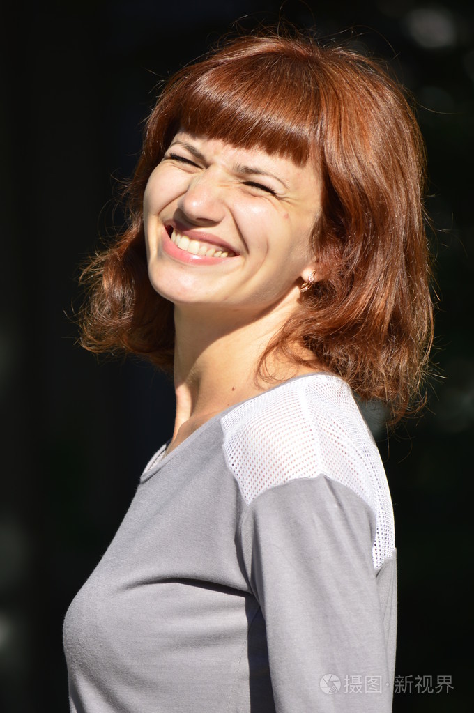 女人眯着眼睛微笑着