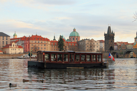 走在伏尔塔瓦河河上的船。布拉格，捷克共和国