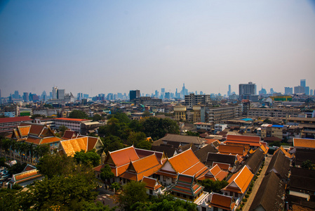 从房子和寺庙的城市风景。查看从鸟类的飞行。Bangkok.Thailand