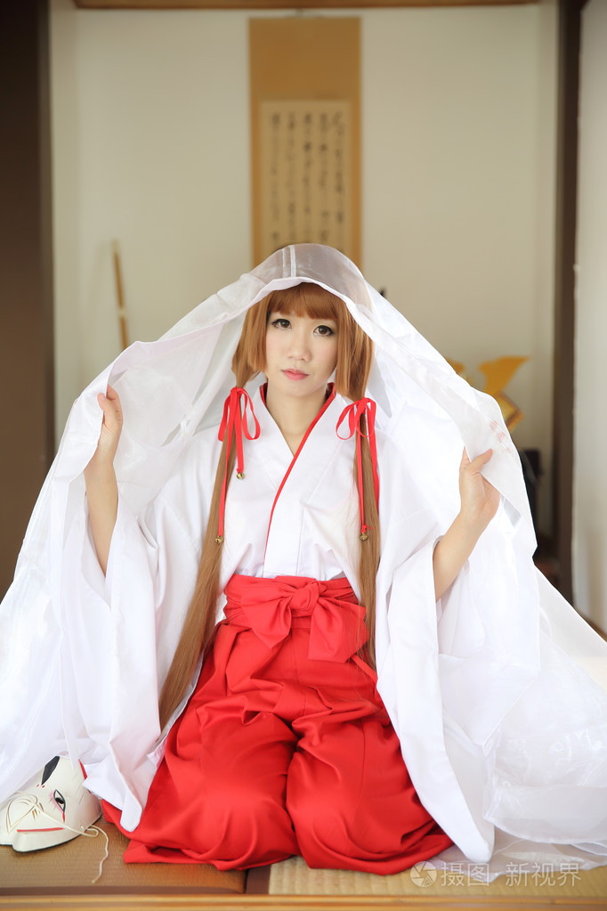 日本妇女的传统服饰巫女