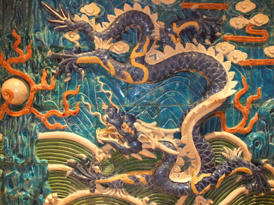 在墙上的龙面照片