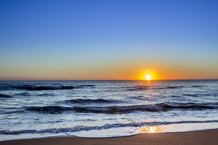 Dunas Douradas 海滩海景，著名的目的地，在阿尔加维的夕阳