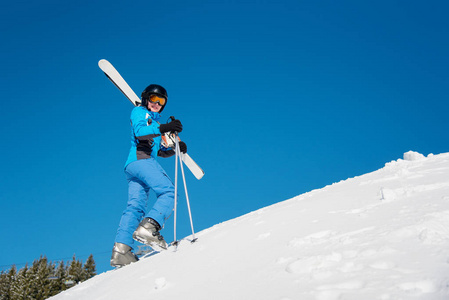 女子滑雪运动员携带她的滑雪板