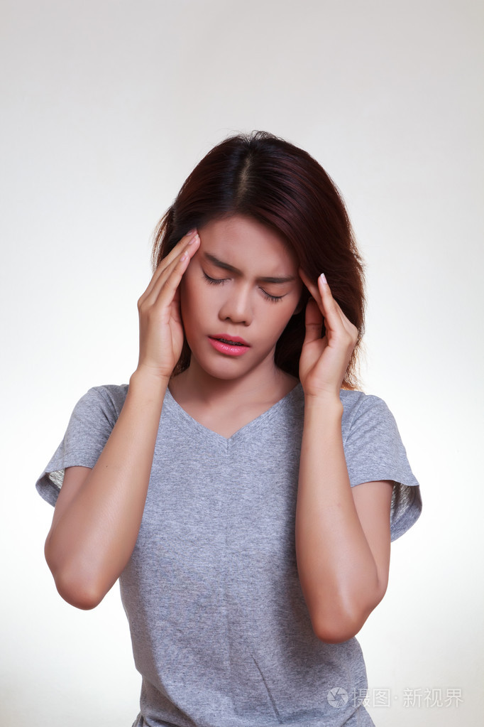 白色背景上的女人头痛
