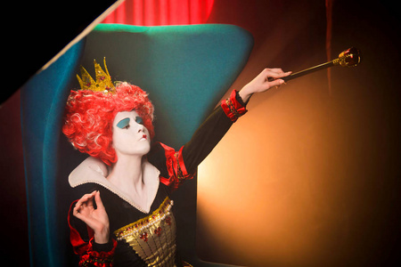 挥舞的女王挥舞着权杖的红心皇后照片