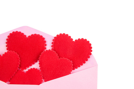 红色的心在粉红色的信封。情人节的主题