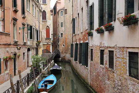 色彩缤纷的房子和意大利威尼斯的运河