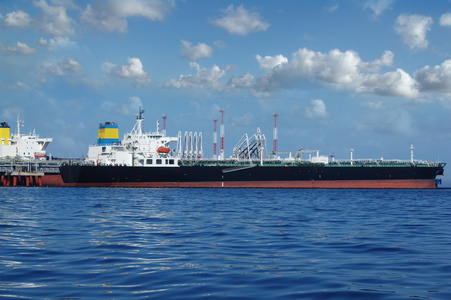 原油油轮装载在港口