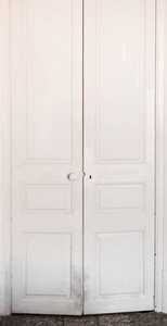 白色老古典门。古董肮脏的门在房间里, 关闭