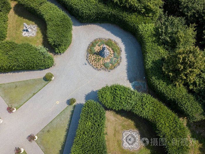 鸟瞰图的一座雕像和开花花园与花圃和花瓶,别墅 arconati, castella