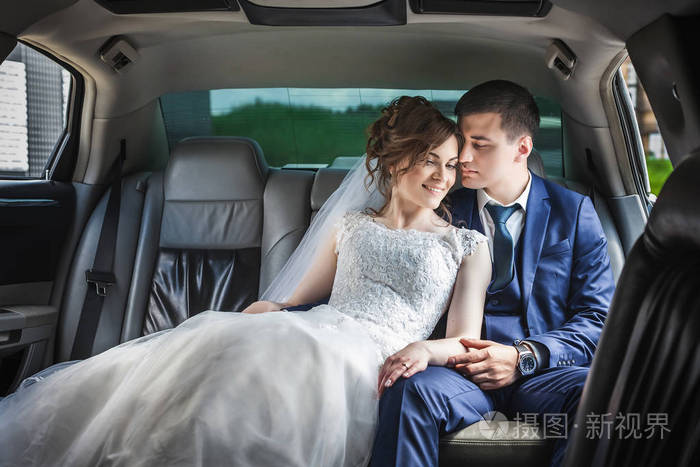 新婚夫妇在车中拥抱