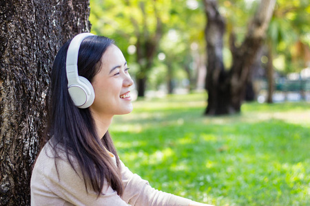 亚洲美女听音乐与白色耳机图片