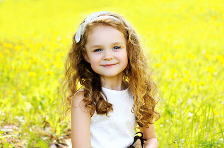 可爱的小女孩孩子在户外的阳光灿烂的夏天一天中的肖像照片