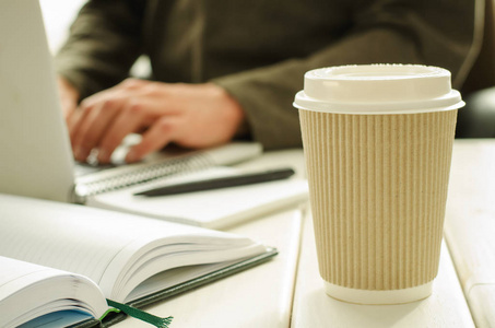 记事本, 笔记本, 笔, 咖啡杯和工作背景的人的工作表上照片