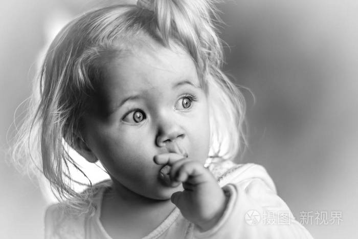 一个可爱的小女孩满头白发的肖像