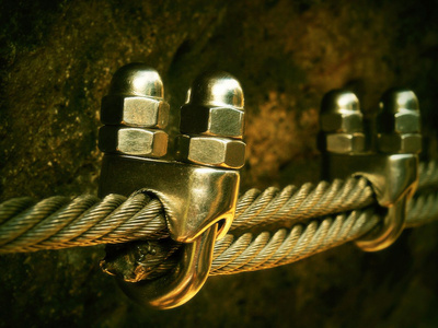 铬螺丝钩和扣眼绳，细节。铁扭绳固定在一起的螺丝钩。砂岩岩锚绳端的详细信息